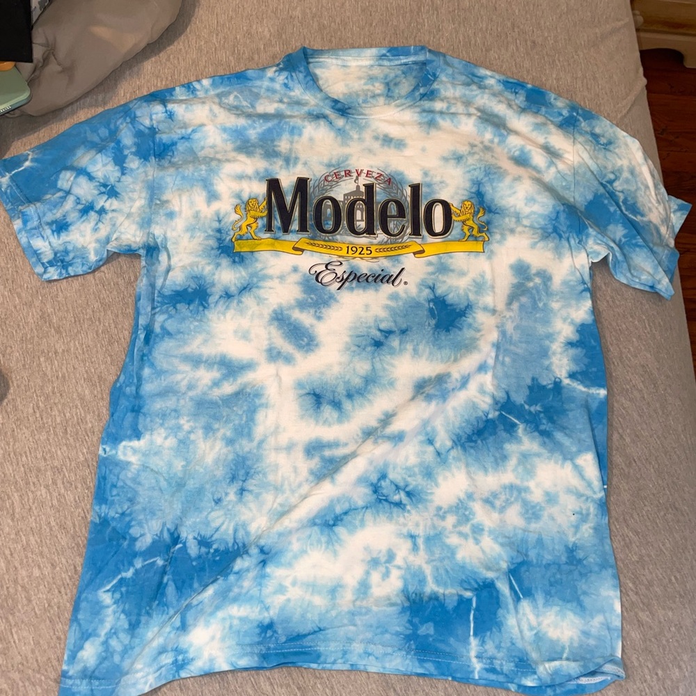 Modelo tie dye tee